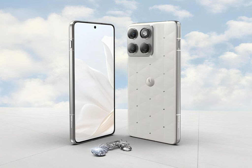 درخشش اج ۷۰؛ مدل سفارشی موتورولا با کریستال‌های سواروفسکی