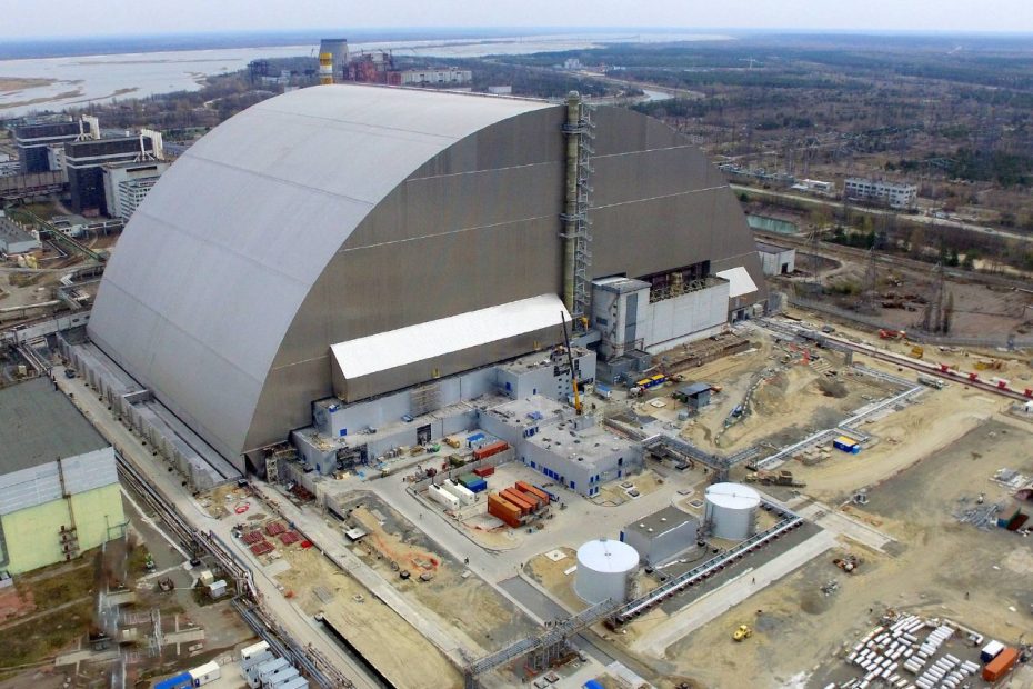 بیش از سه دهه پس از فاجعه اتمی چرنوبیل در سال ۱۹۸۶، این نیروگاه بار دیگر به کانون نگرانی‌های بین‌مللی تبدیل شده است. سپر محافظ بتنی معروف به "سارکوفاگ" (Sarcophagus) که برای مهار رآکتور ویران شده واحد ۴ ساخته شده بود، اکنون در حال از دست دادن یکپارچگی ساختاری خود است. گزارش‌های جدید نشان می‌دهد این سازه عظیم که تنها راه جداسازی جهان از مقادیر مرگبار مواد رادیواکتیو است، دیگر نمی‌تواند به طور کامل پرتوها را مهار کند. سارکوفاگ: تابوتی که اکنون ترک برداشته ساختار اولیه (سارکوفاگ قدیمی) · زمان ساخت: ۱۹۸۶ (بلافاصله پس از حادثه) · مشخصات: سازه‌ای فولادی و بتنی به وزن ۷,۳۰۰ تن · طول عمر طراحی: تنها ۲۰ تا ۳۰ سال · هدف اصلی: مهار فوری انتشار رادیواکتیو و خرید زمان برای راه‌حل دائمی وضعیت کنونی: نشانه‌های نگران‌کننده کارشناسان بین‌المللی و سازمان‌هایی مانند آژانس بین‌المللی انرژی اتمی (IAEA) هشدار داده‌اند که: · ترک‌های ساختاری در بدنه اصلی سپر بتنی در حال گسترش است · خوردگی اجزای فولادی به دلیل رطوبت و تشعشعات ادامه دارد · نفوذ آب باران به داخل سازه، خطر ایجاد گردوغبار رادیواکتیو را افزایش می‌دهد · افزایش سطح تشعشعات در برخی نقاط اطراف نیروگاه ثبت شده است پوشش محافظ جدید (New Safe Confinement): آیا کافی است؟ در سال ۲۰۱۶، یک پوشش محافظ جدید (NSC) با هزینه حدود ۱.۵ میلیارد یورو بر روی سارکوفاگ قدیمی نصب شد. مشخصات NSC: ویژگی مشخصات ارتفاع ۱۰۹ متر طول ۱۶۲ متر عرض ۲۵۷ متر وزن ۳۶,۰۰۰ تن طول عمر طراحی ۱۰۰ سال محدودیت‌های NSC: اگرچه این سازه پیشرفته ساخته شده، اما: · این پوشش تنها یک محافظ ثانویه است و آسیب‌های سارکوفاگ اصلی را برطرف نمی‌کند · مواد رادیواکتیو هنوز در زیر سارکوفاگ قدیمی محبوس هستند · هرگونه ریزش سارکوفاگ قدیمی می‌تواند کل سیستم را با خطر مواجه کند خطرات زیست‌محیطی و انسانی انتشار احتمالی مواد رادیواکتیو · ذرات رادیواکتیو معلق: فروریختن سقف می‌تواند سبب انتشار گردوغبار حاوی پلوتونیوم، سزیوم و استرانسیوم شود · آلودگی آب‌های زیرزمینی: نفوذ آب به داخل مواد مذاب (کوریوم) خطر آلودگی منابع آب را افزایش می‌دهد · انتشار گازهای رادیواکتیو: مانند ردون (Radon) که یک گاز سرطان‌زای طبیعی است